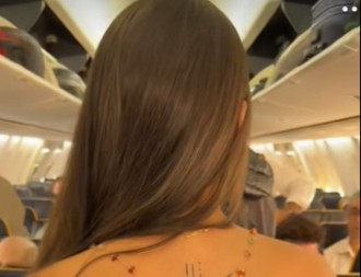 ŠOK U AVIONU Devojka svojim stajlingom izazvala haos na nebu - muškarcima popadale vilice! (VIDEO)
